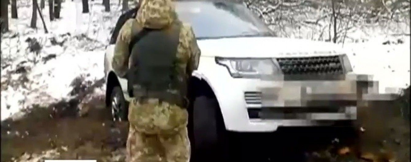 На Сумщині контрабандист на джипі загруз у багнюці та пішки втік до Росії