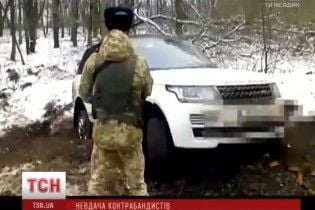 На Сумщині контрабандист на джипі загруз у багнюці та пішки втік до Росії
