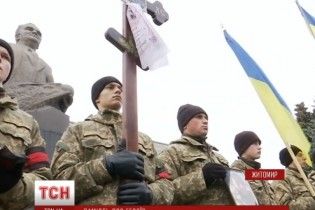 У Житомирі зворушливо провели в останню путь загиблого в АТО офіцера