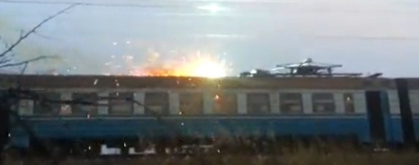 У Мережі з'явилося моторошне відео пожежі в електричці у Кривому Розі після обриву дротів