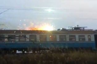 У Мережі з'явилося моторошне відео пожежі в електричці у Кривому Розі після обриву дротів
