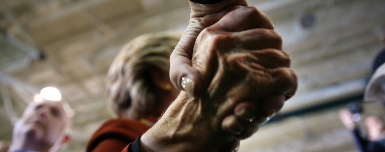 Від потискань рук до присідання. Як люди вітаються один з одним у різних країнах