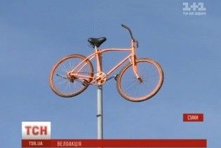 Завис у повітрі. У Сумах на 15-метровій висоті перед вікнами мерії прикріпили велосипед