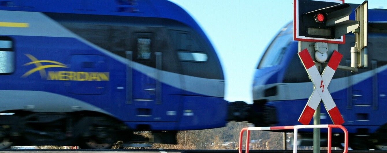 У Дніпрі поїзд на переїзді протаранив авто патрульних