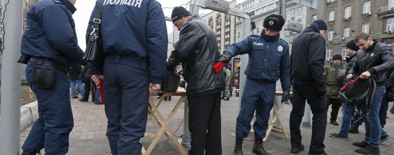 На Майдані від ранку шукають вибухівку