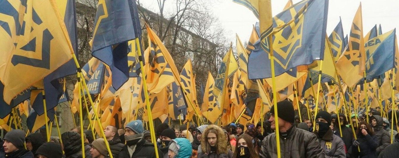 Панно у небі та хода зі смолоскипами: як у регіонах відзначили День гідності і свободи
