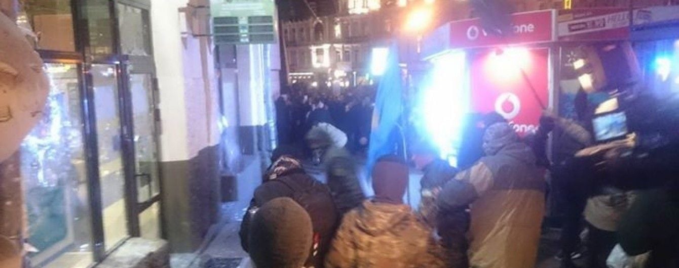Протестувальники потрощили вітрини Сбербанку у центрі Києва