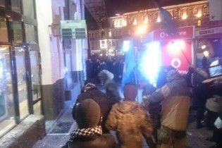 Протестувальники потрощили вітрини Сбербанку у центрі Києва