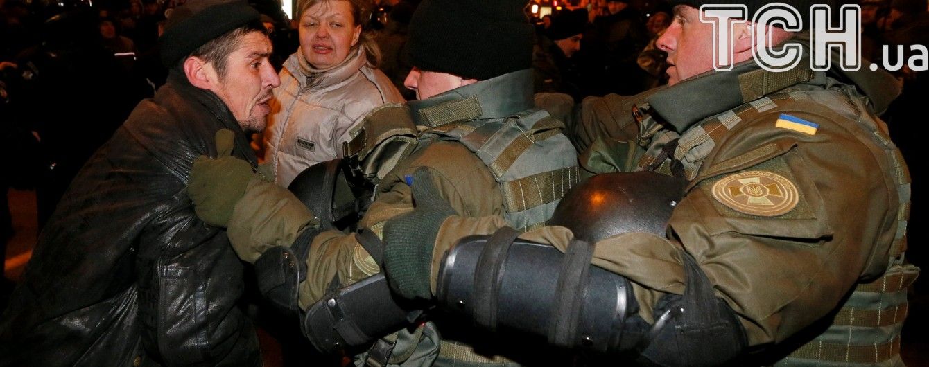 Учасники акції протесту розтрощили нібито офіс Медведчука у центрі Києва