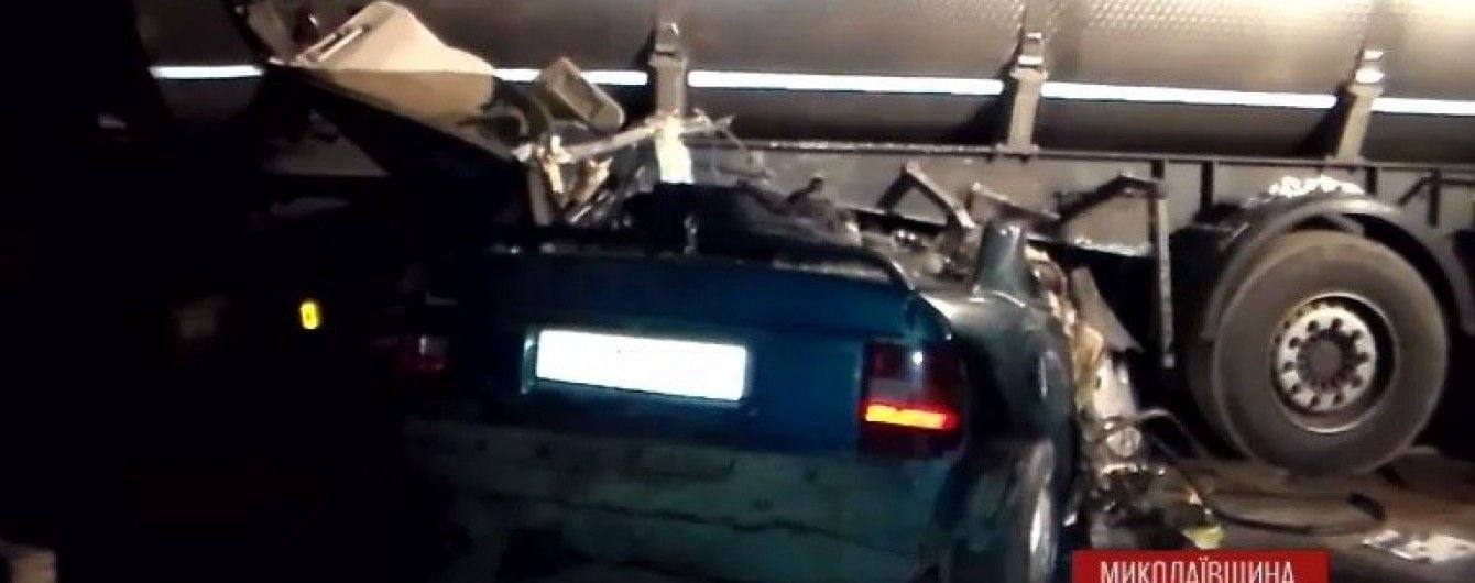 Під Миколаєвом авто з військовими влетіло під бензовоз: троє загиблих