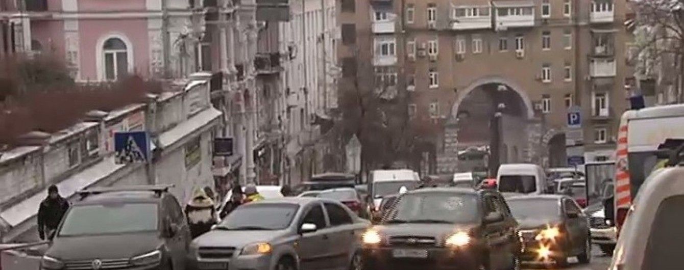 Авто з мертвим водієм улаштувало ДТП неподалік Адміністрації президента