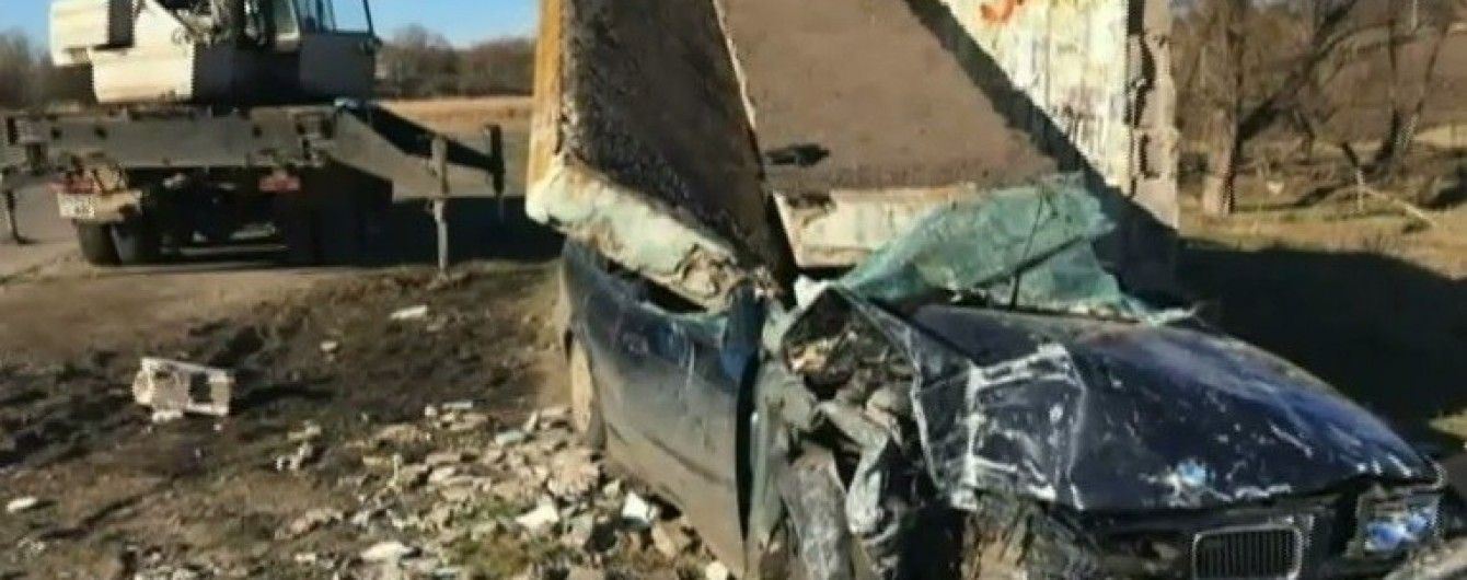 На Дніпропетровщині 16-річна дівчина на BMW знищила автобусну зупинку