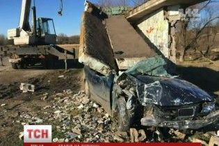 На Дніпропетровщині 16-річна дівчина на BMW знищила автобусну зупинку