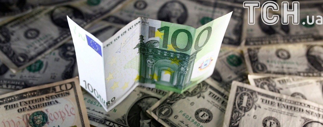 Долар і євро продовжують дешевшати в курсах Нацбанку. Інфографіка