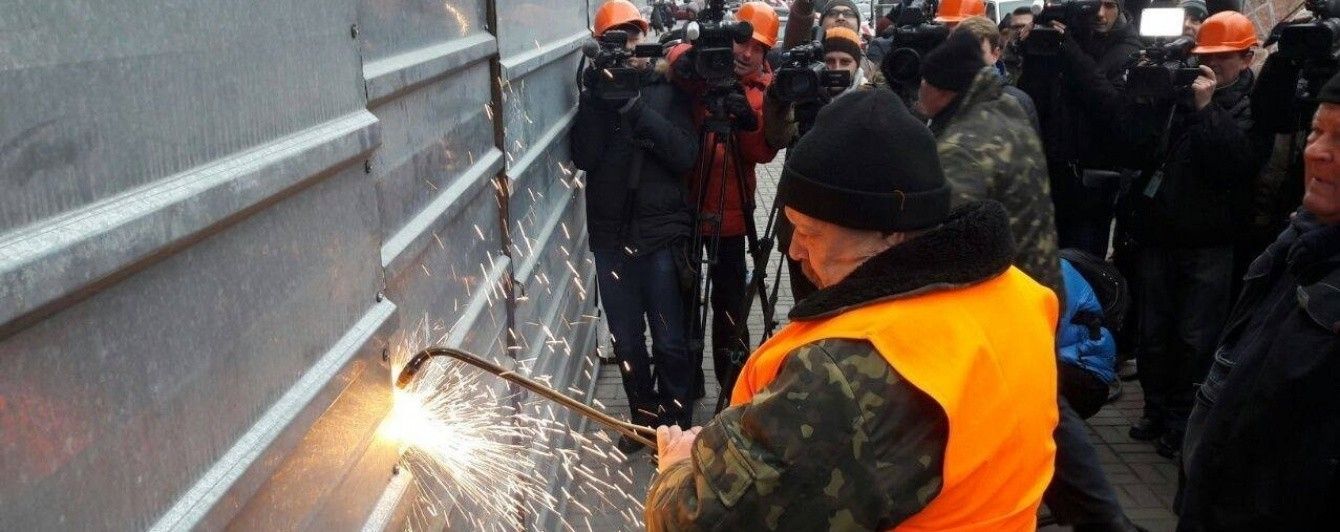 Власники надбудови на Будинку профспілок звинувачують комунальників у незаконному проникненні