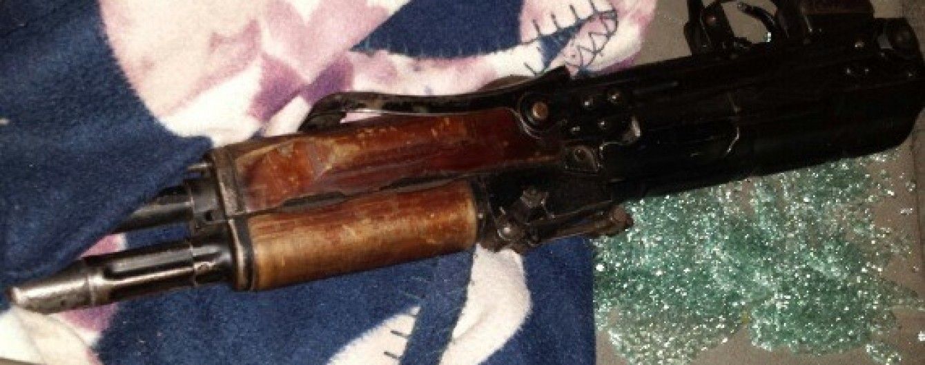 На Закарпатті п'яний чоловік посеред села відкрив вогонь із автомата, підстреливши поліцейського
