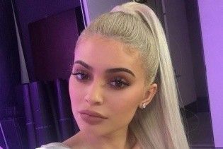 Кайли Дженнер в сексуальном бюстгальтере похвасталась пышной грудью