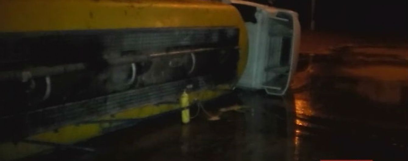 Вулицю в Миколаєві залило соняшниковою олією через аварію фури
