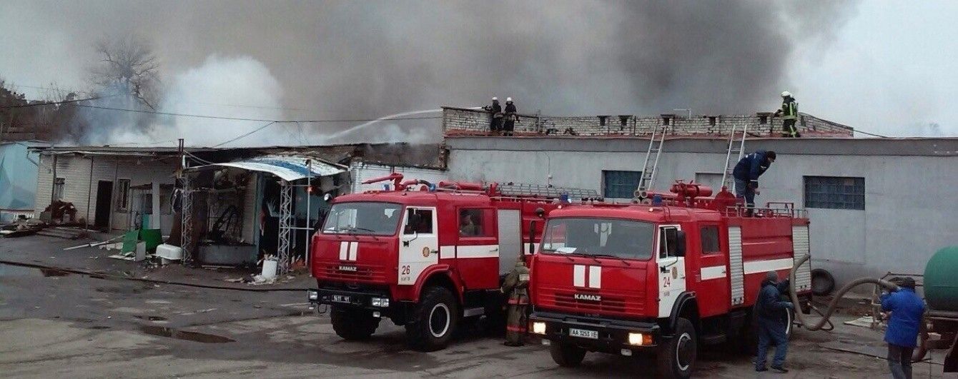 Пожежу складів на Київщині гасили півдоби через велику глибину приміщень