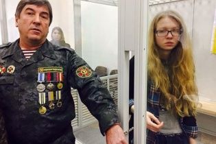 Депутат прикував себе наручниками до націоналістки Заверухи у суді