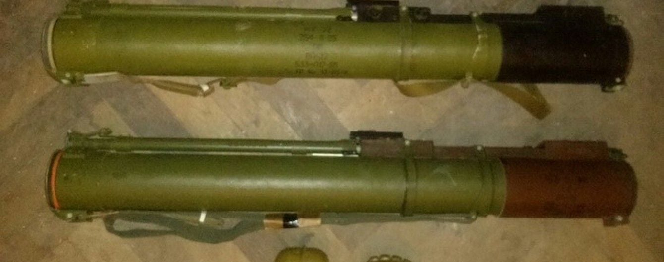 СБУ виявила схрони з гранатометами та іншими засобами ураження біля Маріуполя та на Луганщині