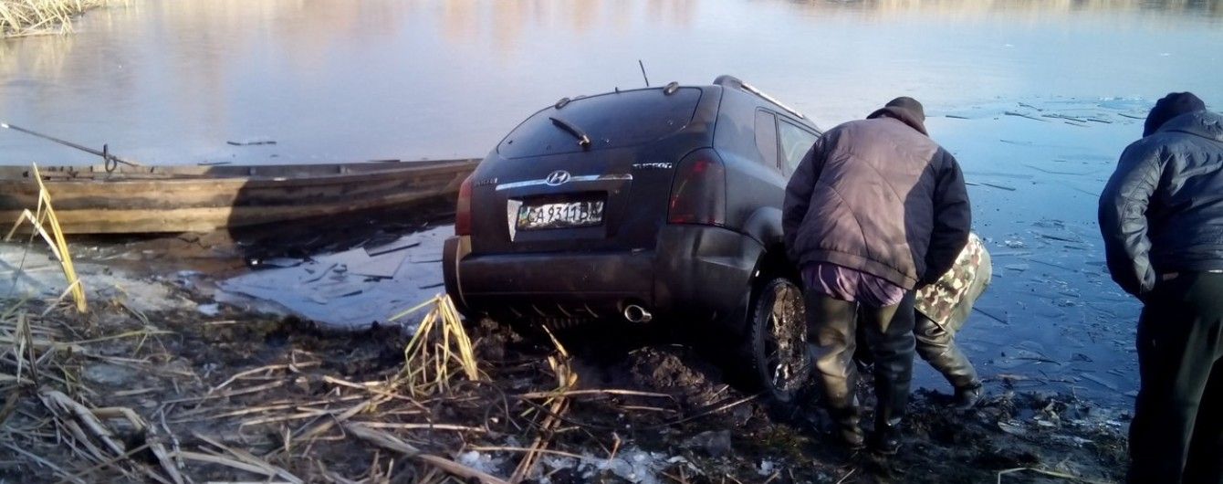На Черкащині рибалки натрапили у Дніпрі на затоплений позашляховик із мертвими людьми