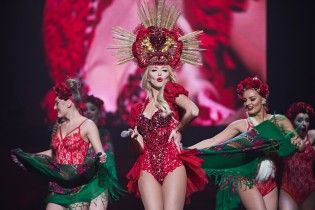 Оля Полякова легла на сцену во время концерта