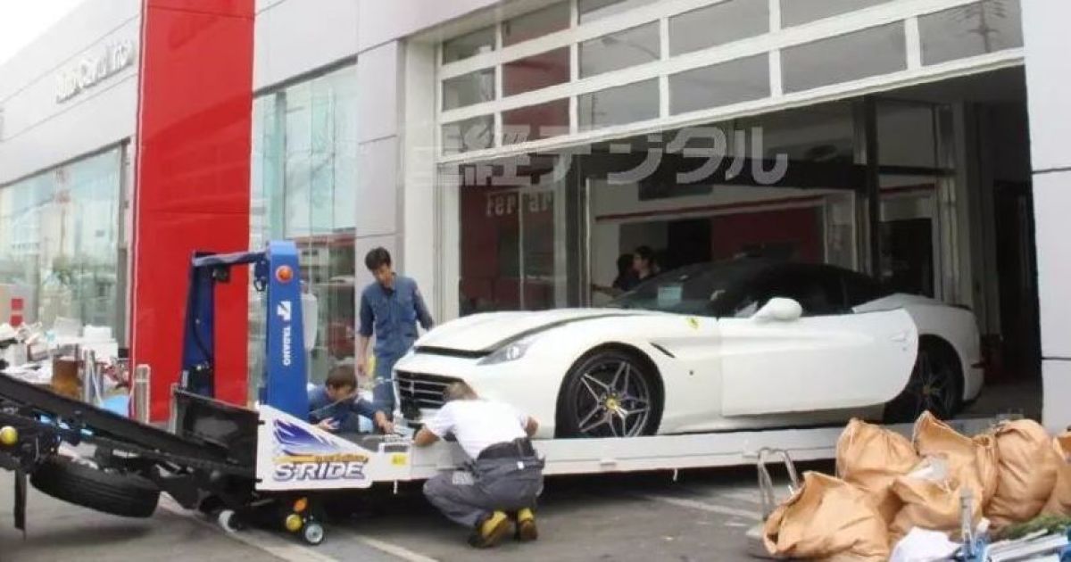 В Японии стихия превратила Ferrari в подводные лодки