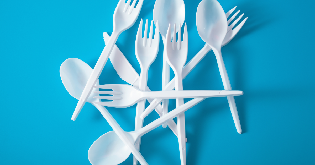 Навіщо дачники закопують в землю пластикові виделки