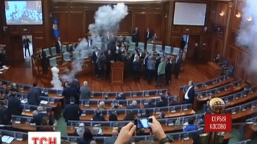 У парламенті Косово опозиція знову закидала опонентів димовими шашками