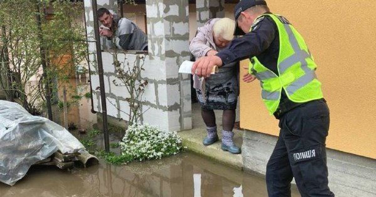 Потоп на Київщині: вода заливає вулиці та будинки, чи будуть евакуювати людей (фото, відео)