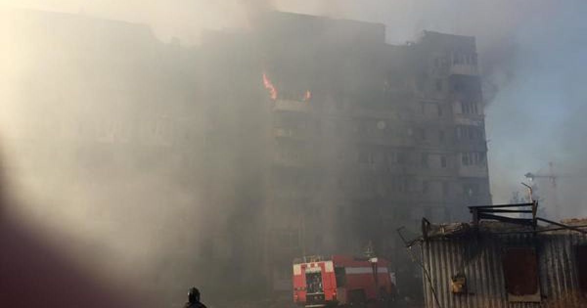 После взрыва в многоэтажке возник пожар. / © twitter/roman_primorye