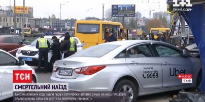 Авария на столичной кольцевой: такси сбило людей и влетело в киоск