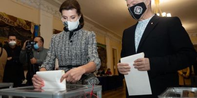 В твидовом костюме и на шпильках: Марина Порошенко в деловом аутфите пришла на выборы