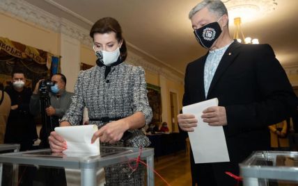В твидовом костюме и на шпильках: Марина Порошенко в деловом аутфите пришла на выборы