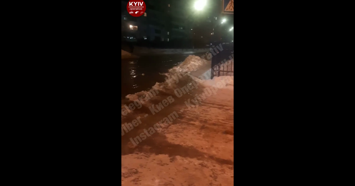 На дороги хлынули потоки воды: в Киеве затопило очередную улицу (видео)