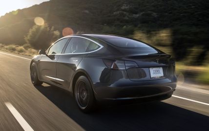 Покупатели забирают свои деньги у компании Tesla