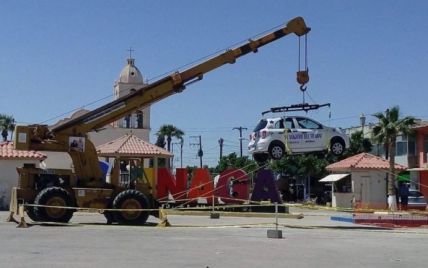 Однажды в Мексике: из выигранного автомобиля сделали послание потомкам