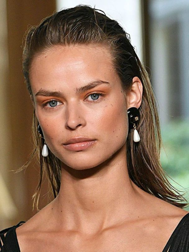 Вологе зачесане укладання