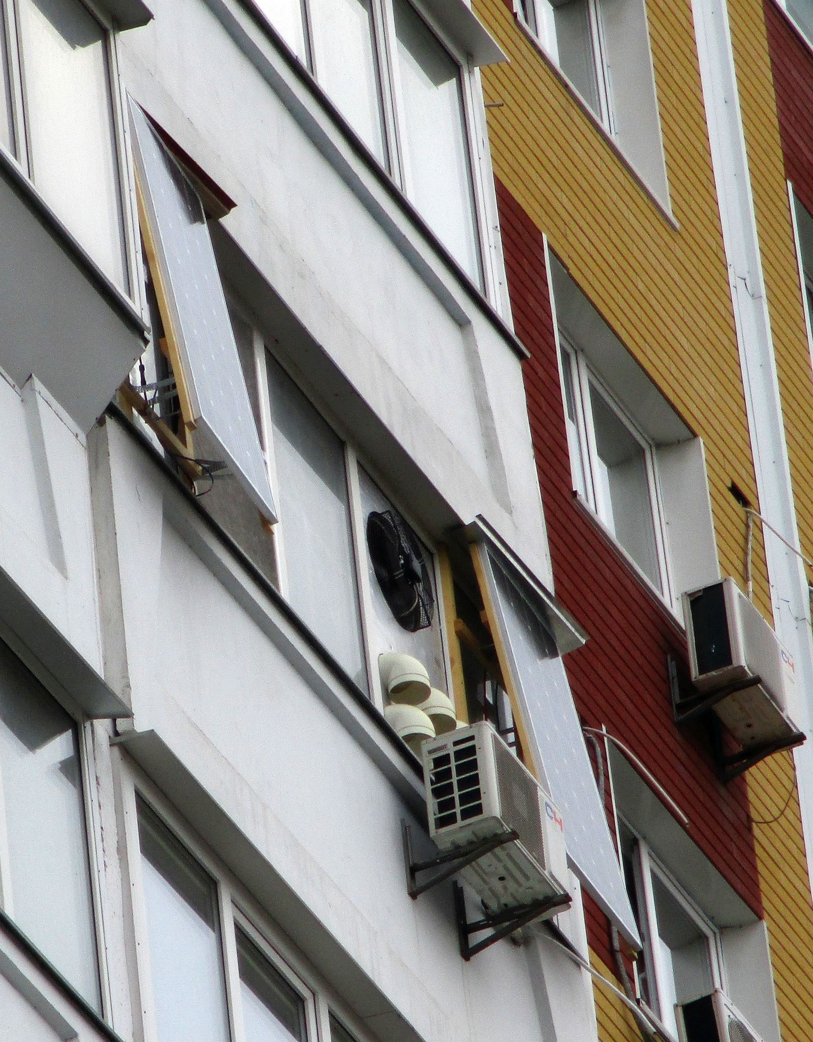 Але з балкона квартири, ще від осені лунає дивний шум, що дратує сусідів.