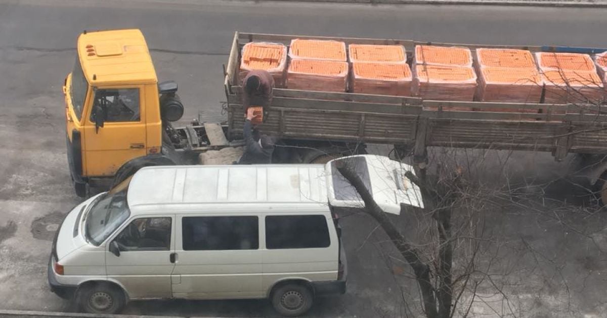 Во Львове водитель фуры с кирпичом помог выгрузить “налево” свой груз