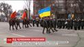 Нацгвардийцы прошлись по улицам Кривого года, держа в руках красные флаги с cерпом и молотом