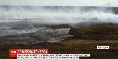 Три дні поспіль рятувальники не можуть здолати пожежу на торфовищах Рівненщини