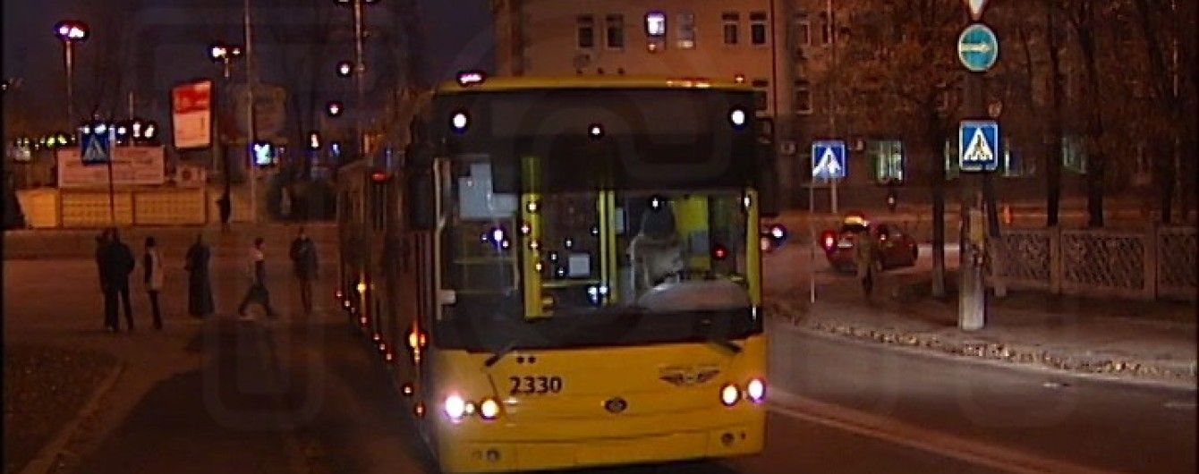 У Києві водій тролейбуса влаштував ДТП та обрив дротів, перетинаючи подвійну суцільну