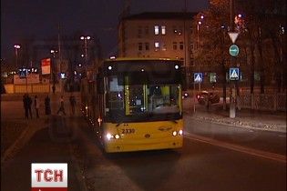 У Києві водій тролейбуса влаштував ДТП та обрив дротів, перетинаючи подвійну суцільну