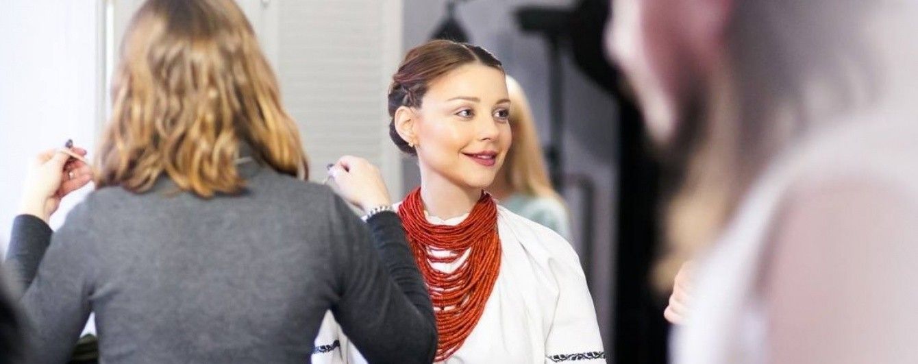 Тіна Кароль приміряла український весільний костюм початку XIX століття