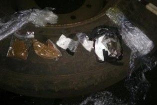 На Львівщині прикордонники знайшли прикріплений магнітом до колеса авто пакунок з наркотиками