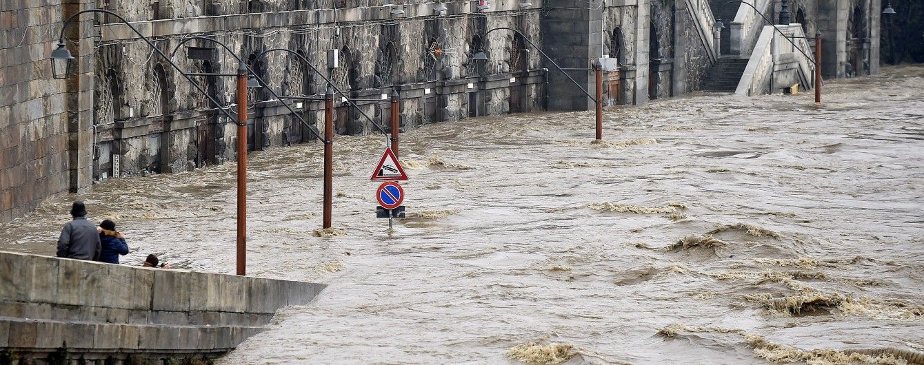 Паводки в Італії: зіткнення човнів і перші жертви великої води