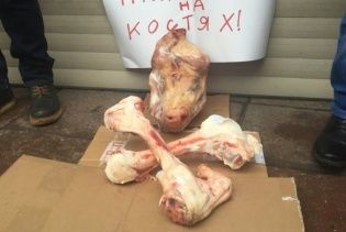 У Москві "активісти" принесли кістки і свинячу голову на показ фільму про Голодомор