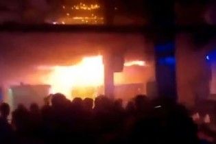Очевидці опублікували нове відео з приміщення охопленого вогнем львівського клубу